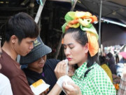 Clip Eva - Diễn viên Minh Cúc đi xe máy tới chợ Long Biên quay phim 'Cuộc đời vẫn đẹp sao'