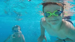 Cẩn trọng với bệnh viêm tai giữa khi cho trẻ đi bơi mùa hè