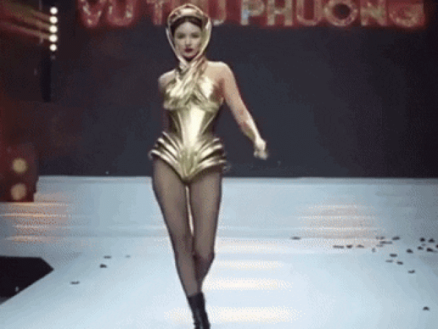 Clip Eva - Điệu catwalk 'mổ cò' của Vũ Thu Phương lại gây tranh cãi