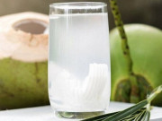 Sức khỏe - Mùa nóng có nên uống nước dừa thay nước lọc hằng ngày? Bất ngờ về đáp án nước dừa non hay dừa già tốt hơn