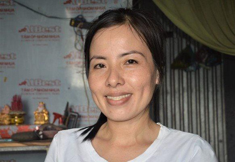 Chị Tươi (43 tuổi) là người gốc Mỹ Xuyên (Sóc Trăng), sinh ra trong gia đình nông dân nghèo khó. Hơn 15 năm trước, chị rời quê lên Sài Gòn học nghề may rồi cùng gia đình chuyển về quê bắt đầu cuộc sống bằng nghề may quần áo.
