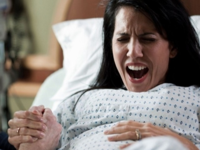 Xem cận cảnh 1 ca chuyển dạ sinh thường để hình dung mức độ đau đớn các mẹ phải chịu đựng