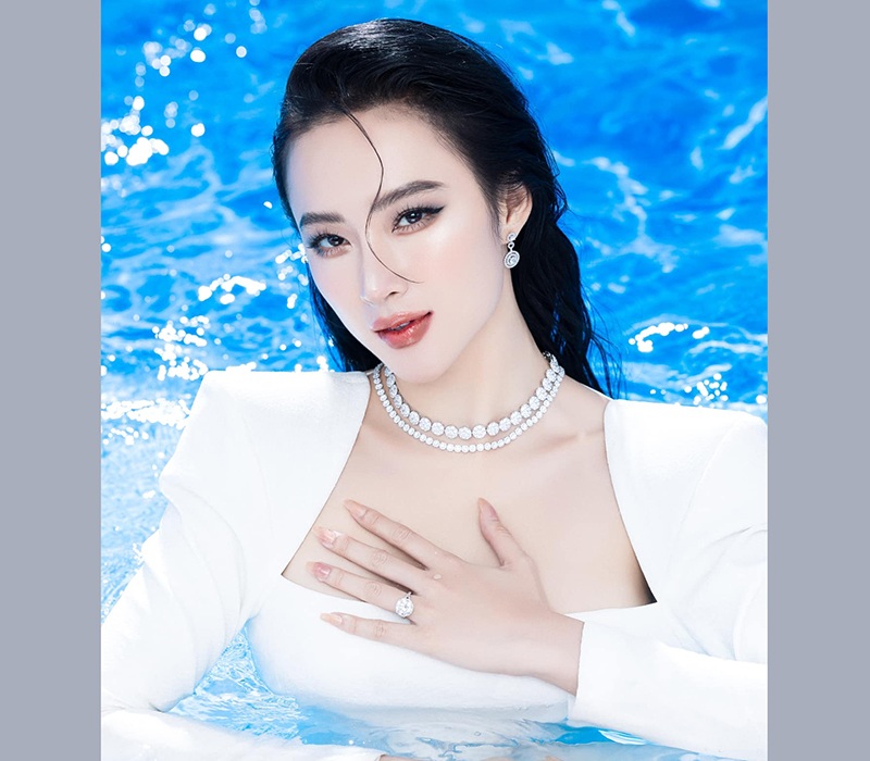 Angela Phương Trinh từng là một trong những mỹ nhân đình đám của Vbiz. Thế nhưng, sau khi vướng nhiều ồn ào, người đẹp sinh năm 1995 "ở ẩn" và ít khi xuất hiện trước công chúng.
