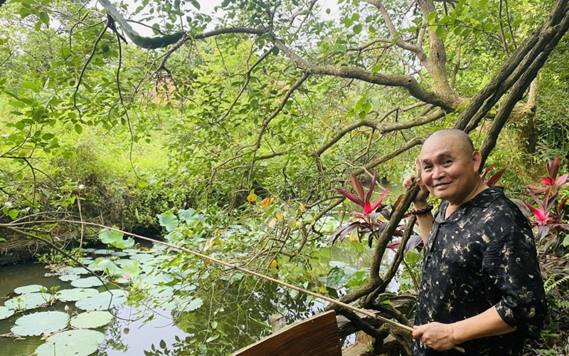 Mới đây, danh hài Xuân Hinh đăng tải nhiều hình ảnh ở nhà vườn và vui vẻ chia sẻ với người hâm mộ: 'Câu cá quả tại gia ahihi'.
