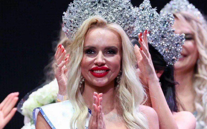Mới đây, Natalya Oskar - người đẹp vừa chiến thắng cuộc thi Mrs. Russia 2023, nhận về nhiều lời chê bai vì gương mặt không xinh đẹp, trẻ trung như hình của cô trên trang cá nhân.
