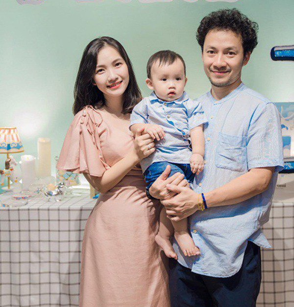 Rapper Tiến Đạt dẫn vợ bầu 8 tháng dự sự kiện, nhan sắc không son phấn ...