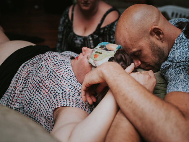 Bộ ảnh sinh con đầy nước mắt của người phụ nữ đẻ hộ 2 chàng trai