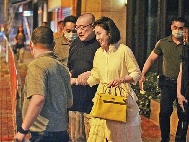 Gần 70 tuổi phải chống gậy, tỷ phú Hong Kong vẫn bắt vợ trẻ dìu ra phố hẹn hò