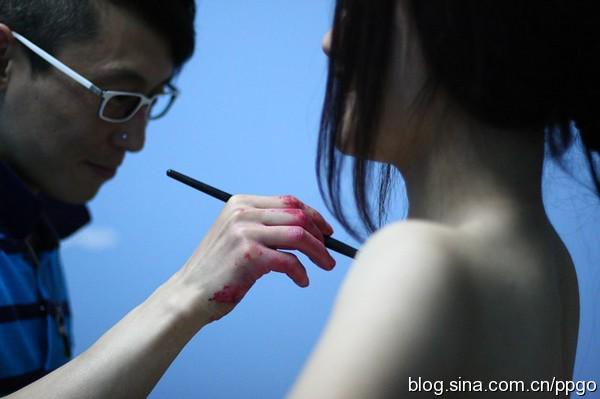 khong ai biet dan mau nay dang khoa than chup anh co vu bong da - 2