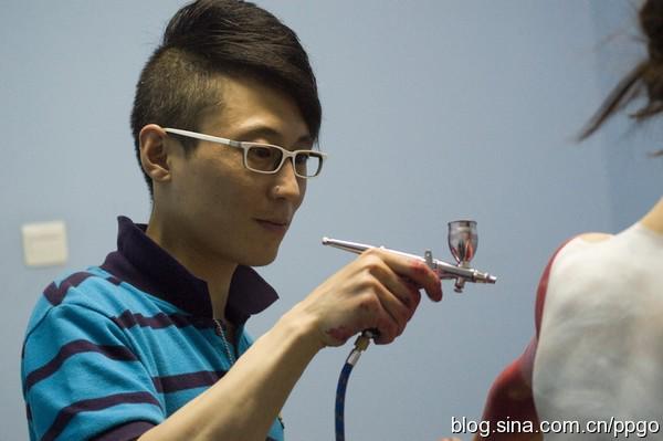 khong ai biet dan mau nay dang khoa than chup anh co vu bong da - 4