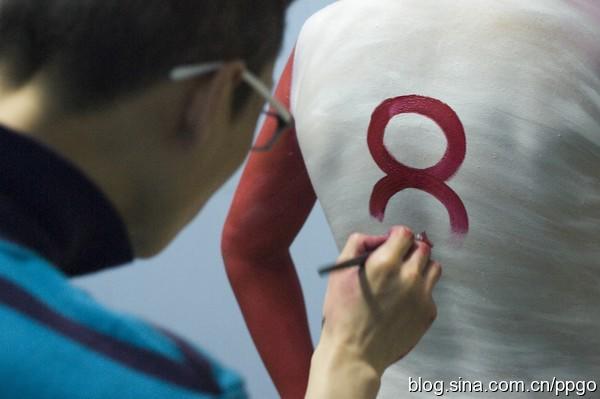 khong ai biet dan mau nay dang khoa than chup anh co vu bong da - 3