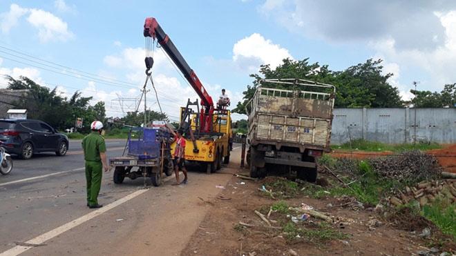 xe o to lao xuong ho sau, hai cha con tu vong tai cho - 1
