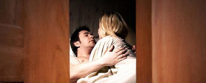 cap vo chong tre di khach san “may mua” deu dan va cau chuyen bat ngo phia sau - 1