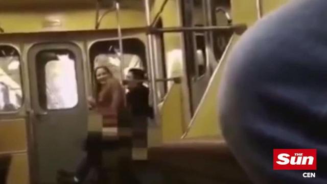 phan no cap doi lam "chuyen ay" tren tau hoa giua ban ngay, biet co may quay van co dien - 1