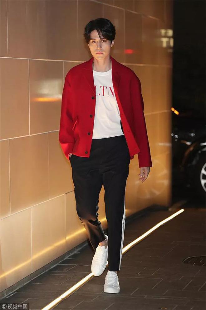 chiec ao thun co gia 8 trieu dong nay se vi "thu ky kim" ma tro nen chay hang! - 12