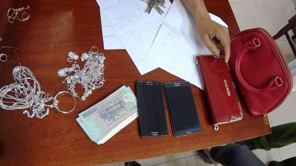 vao xem facebook cua nguoi giup viec, nu “dai gia” ta hoa khi thay nhung hinh anh nay - 1