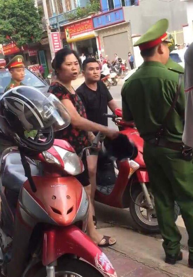 bi giu xe may, nam thanh nien xam tro goi dien mach bo me va cach hanh xu bat ngo - 2