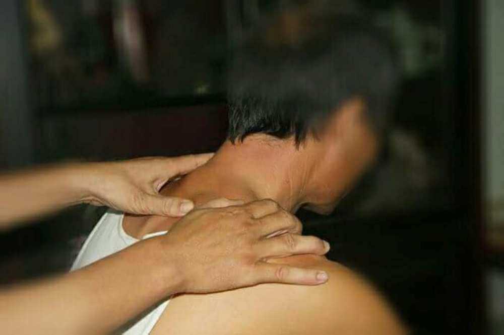 bi hai chuyen cu ong 71 tuoi vao nha nghi de "nguoi dep" bam huyet - 1