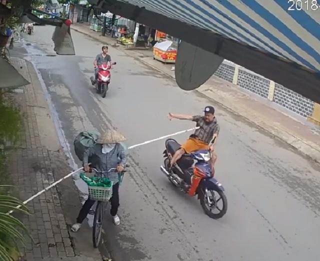 chi mot cu xoay nguoi cua chi dong nat, nguoi dan ong bay len khong trung nhu phim - 2