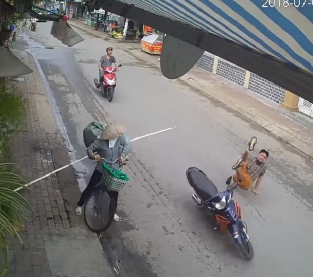 chi mot cu xoay nguoi cua chi dong nat, nguoi dan ong bay len khong trung nhu phim - 3