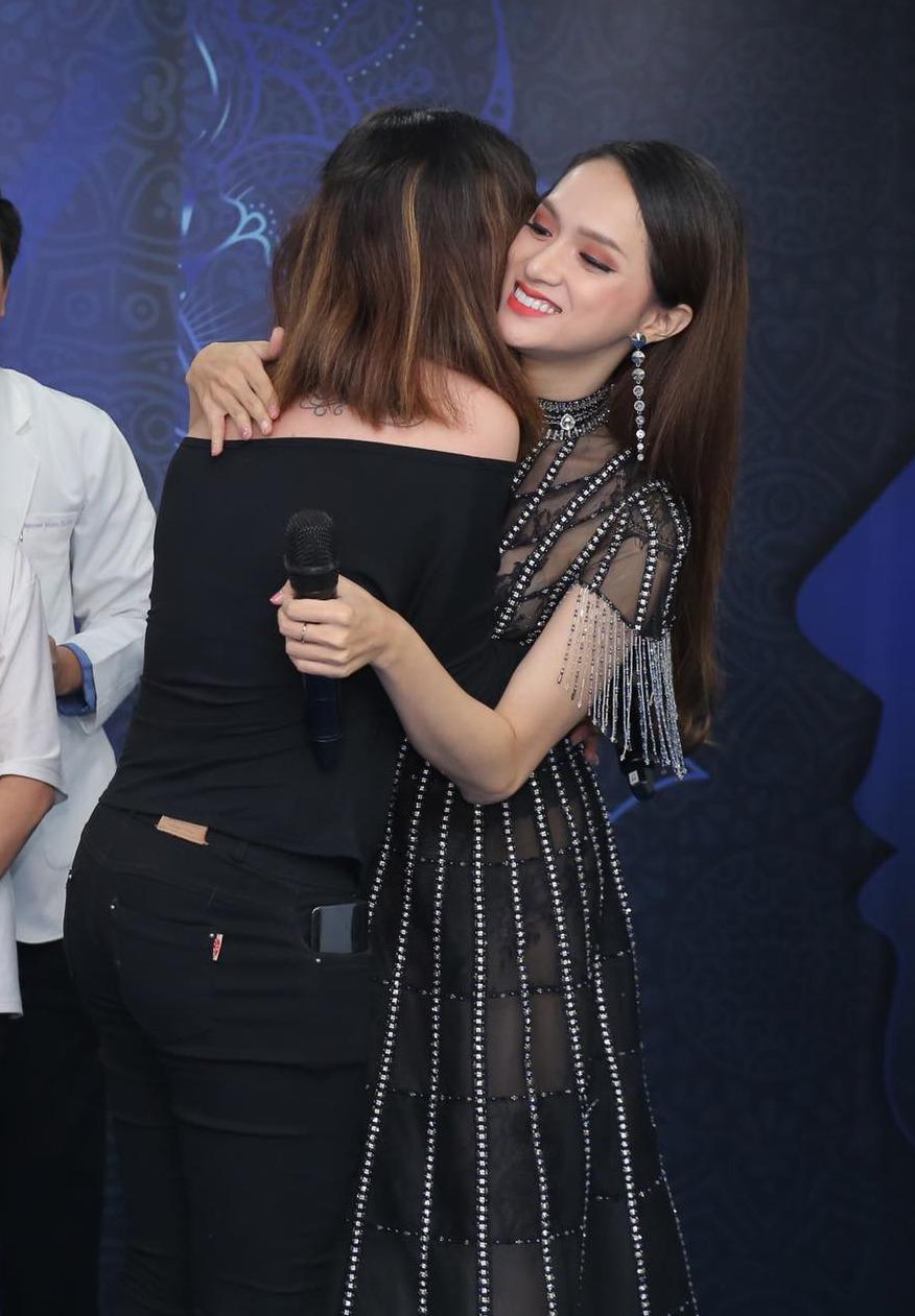 chiec vay "bau troi dem" cua ly nha ky da co mot phien ban long lay hon cua huong giang - 6