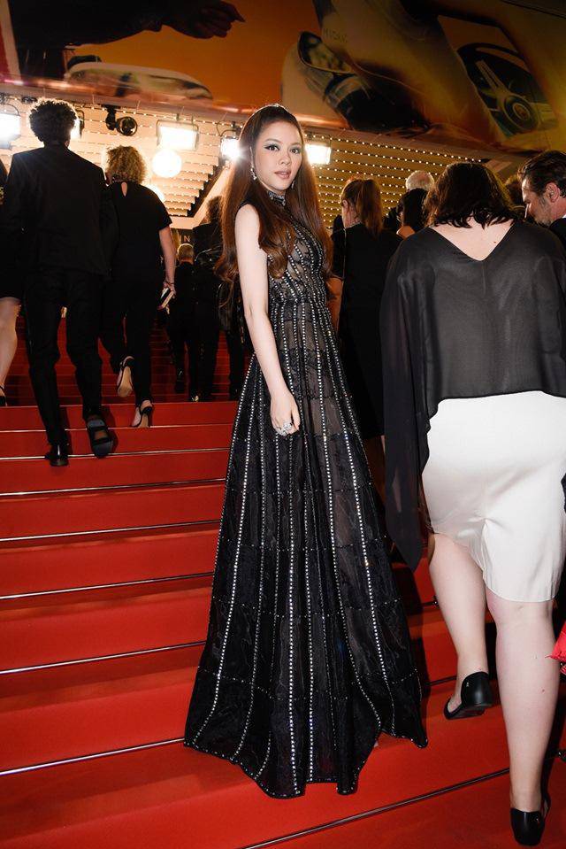 chiec vay "bau troi dem" cua ly nha ky da co mot phien ban long lay hon cua huong giang - 3