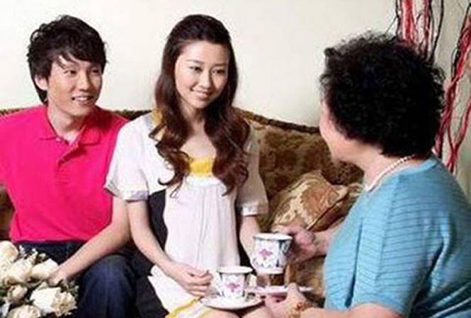 ngay ra mat, co gai choang vi bi nhan xet: "mat dong dua, lay chong thi som bo theo trai" - 2
