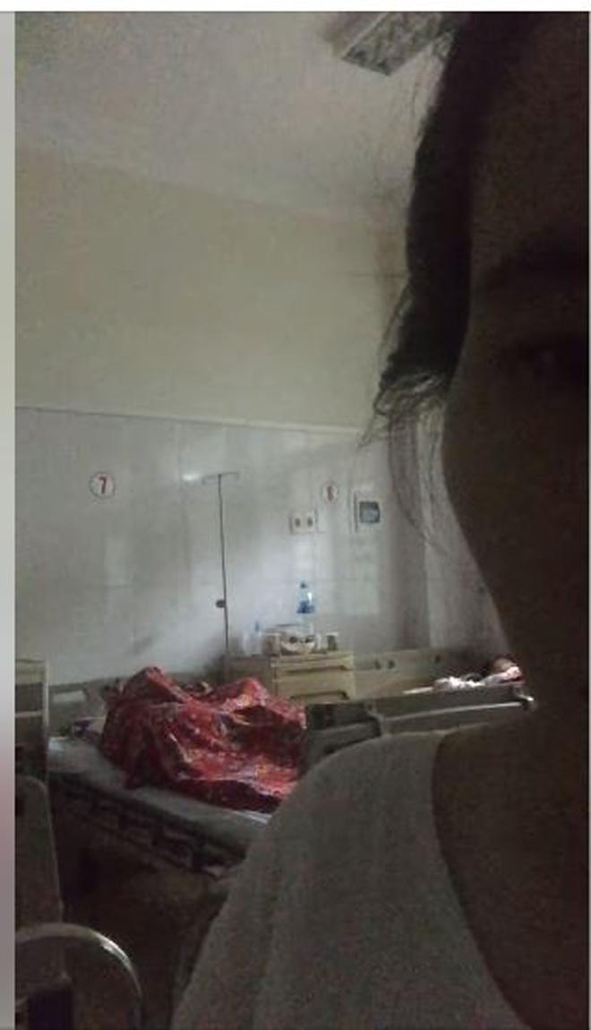 cap doi trum chan "may mua" tren giuong benh, coi benh vien nhu chon phong the khien mxh day song - 3