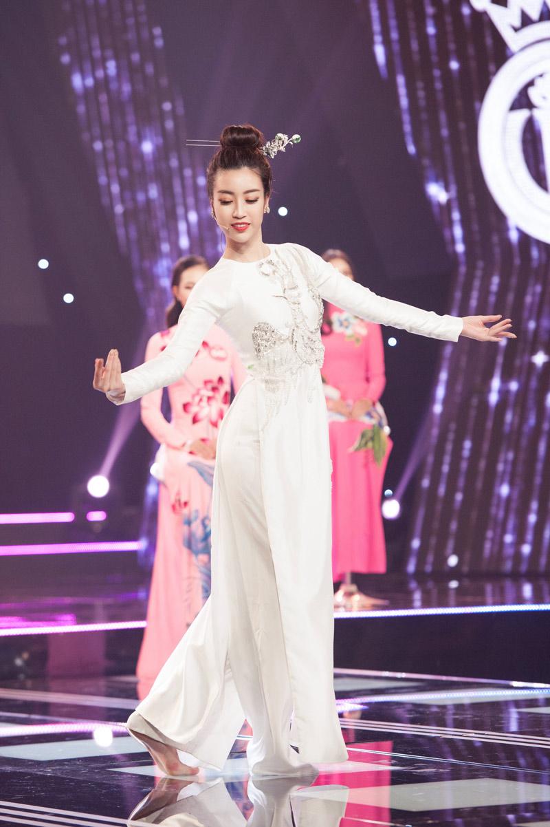 hoa hau do my linh coi giay cao got mua dieu luyen khi lam giam khao hhvn 2018 - 5