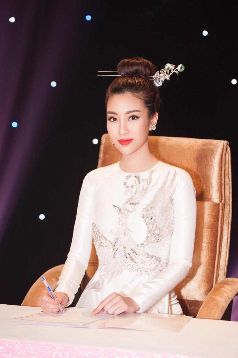 hoa hau do my linh coi giay cao got mua dieu luyen khi lam giam khao hhvn 2018 - 1