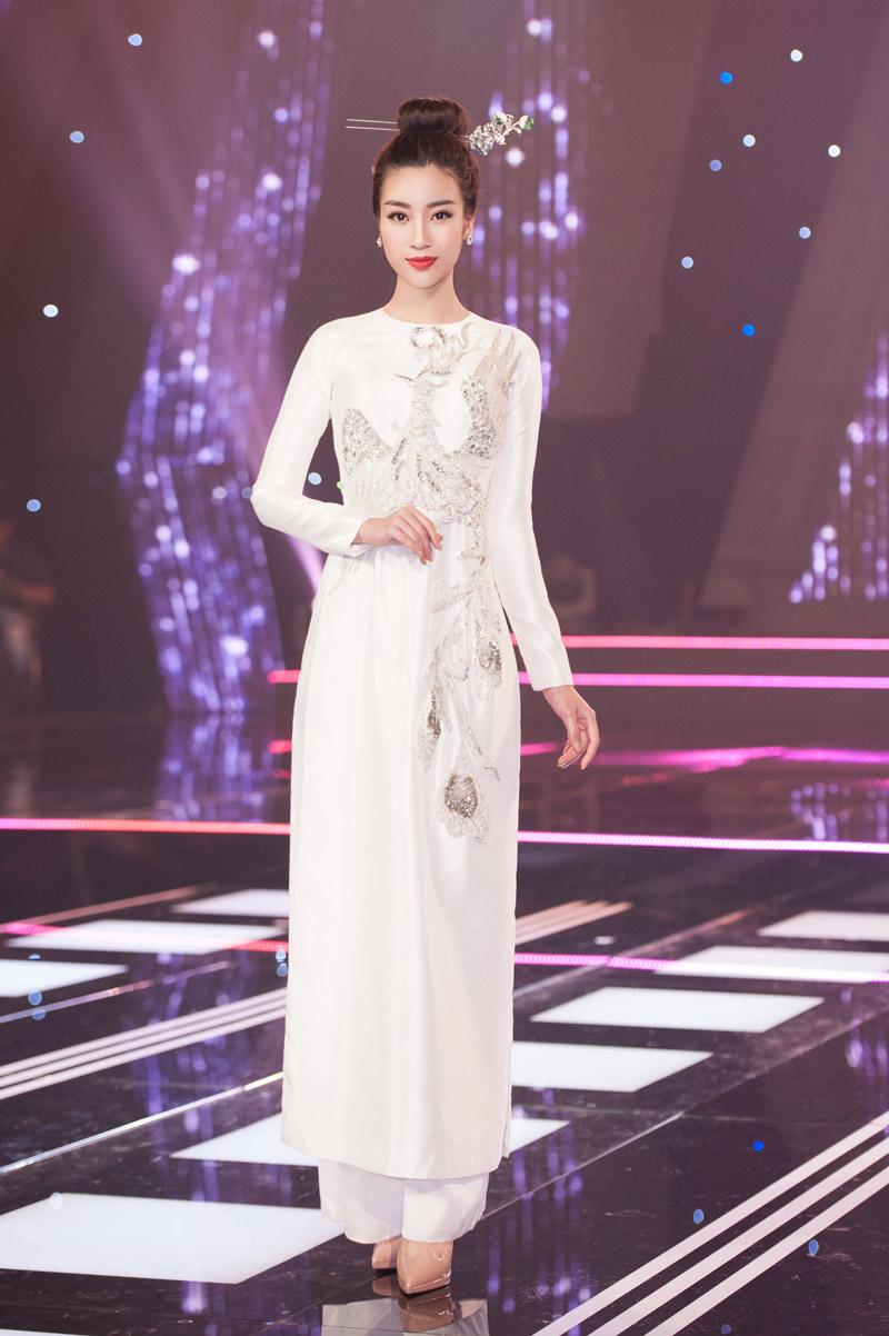 hoa hau do my linh coi giay cao got mua dieu luyen khi lam giam khao hhvn 2018 - 3