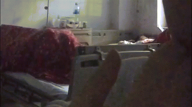 cap doi trum chan "may mua" tren giuong benh, coi benh vien nhu chon phong the khien mxh day song - 1