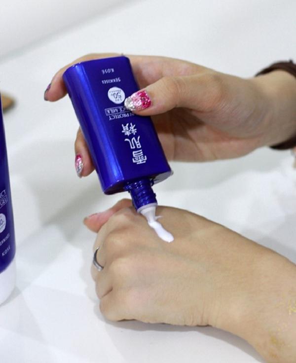 nang den 40 do cung khong lo da xin mau voi 5 tuyp kem chong nang ban chay nhat - 2