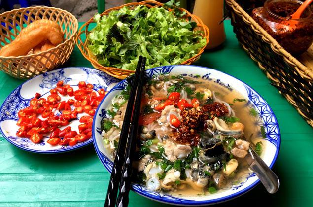 nhung quan bun oc an gion gion da mieng lai "giai nhiet" ngay nang nong dien dao o ha noi - 1