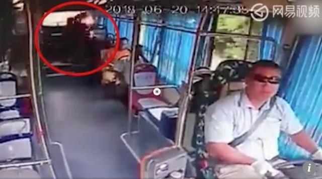 sac du phong phat no khi dang ngoi tren xe buyt, co gai bien thanh "qua cau lua" kinh hoang - 1