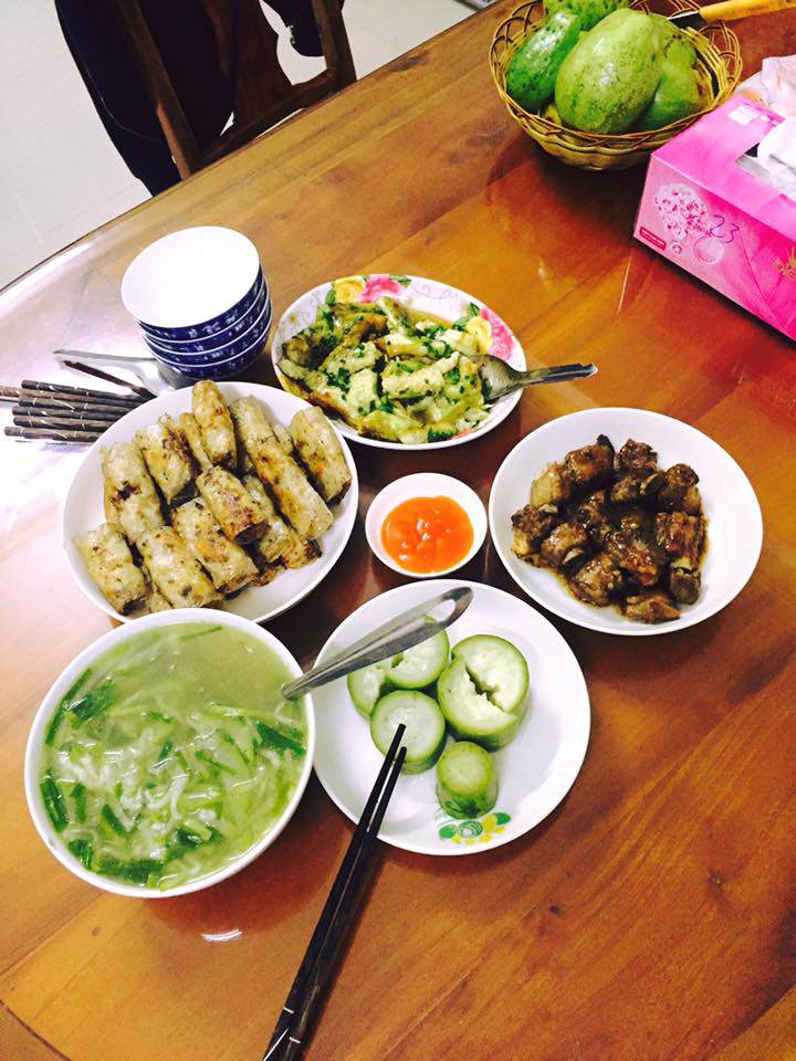 thanh nien e vo khoe nau com 4 mon, lam ca sua chua, dan mang lai de y chiec ban - 7