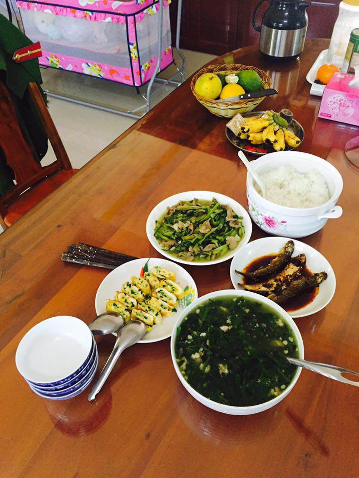 thanh nien e vo khoe nau com 4 mon, lam ca sua chua, dan mang lai de y chiec ban - 8