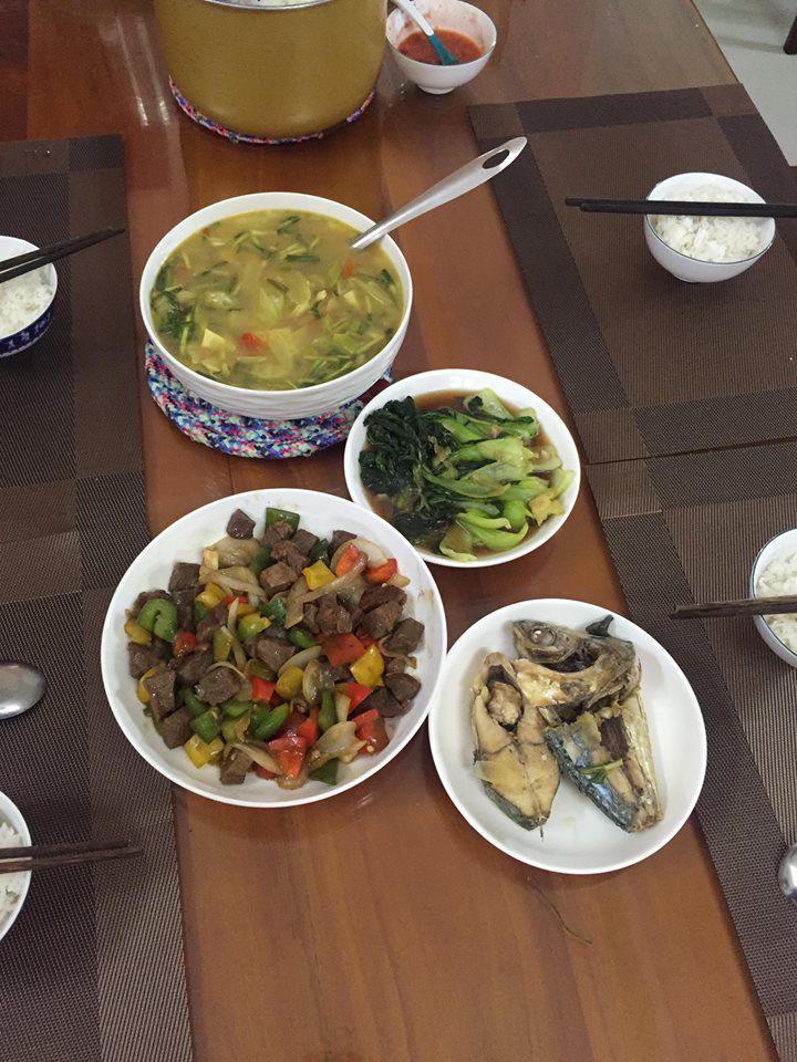 thanh nien e vo khoe nau com 4 mon, lam ca sua chua, dan mang lai de y chiec ban - 1