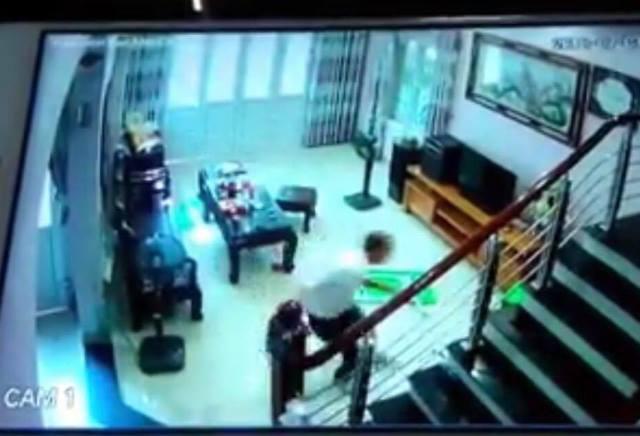 tin tuc 24h: hinh anh kinh hoang tu camera vu truong phong y te chem 3 nguoi roi tu sat - 2