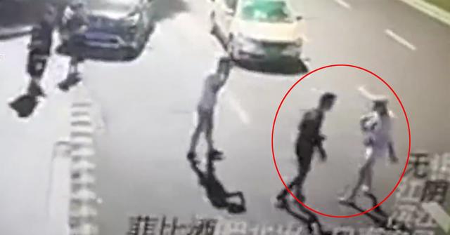 cap doi loi nhau ra giua duong cai va khien co gai gap tai nan tham khoc - 1