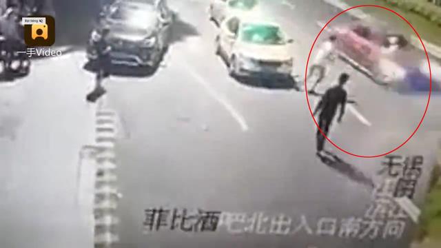 cap doi loi nhau ra giua duong cai va khien co gai gap tai nan tham khoc - 2