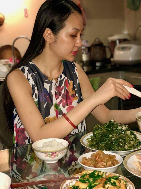 me di vang, vo hotgirl vao bep nau mam com thinh soan ma tuan hung "muon om them" - 2