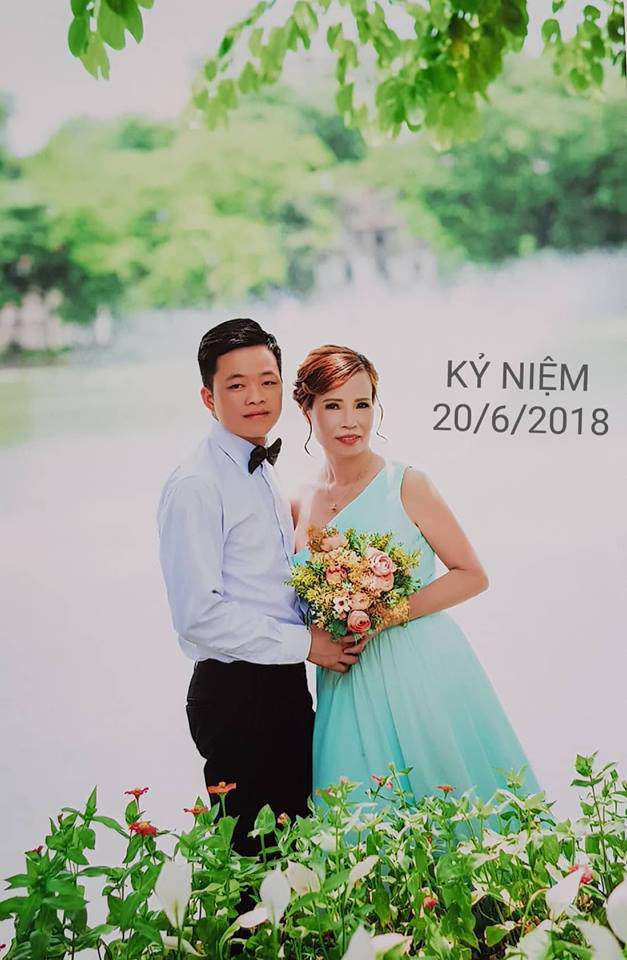 co dau 61 tuoi: "moi nguoi nghi chong tre 26 tuoi den voi toi vi tien" - 1