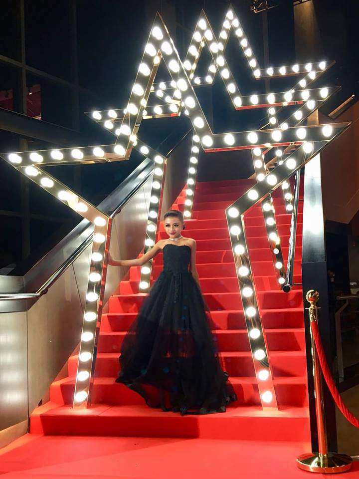 hoa hau cung phai "nga mu" truoc than thai cua than dong catwalk nhi thai lan - 2