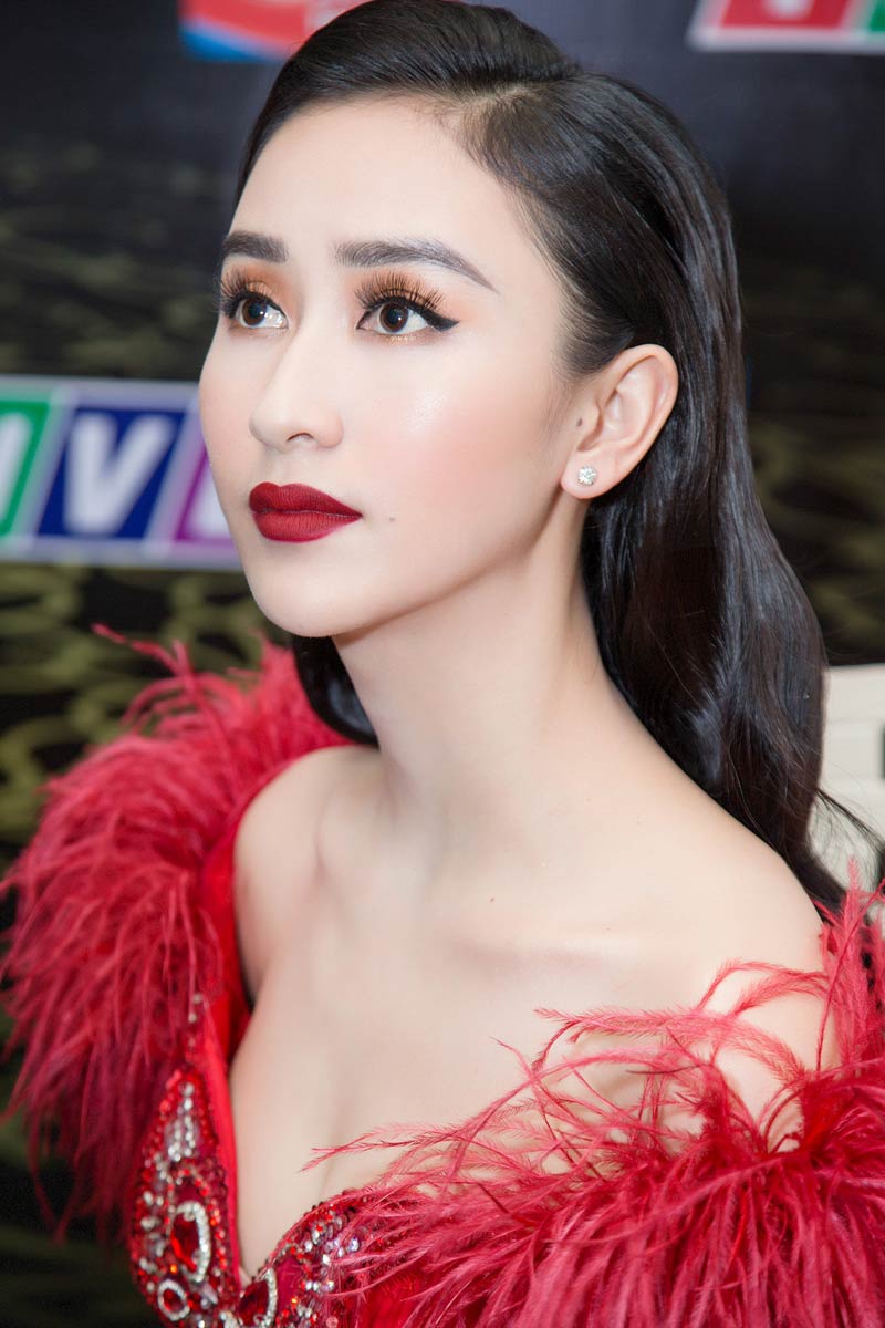 loat thi sinh hoa hau viet nam 2018 chon ao dai de tham du "nguoi dep nhan ai" - 7