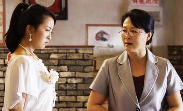 muon dien thoai cua me chong, nguoi phu nu bat ngo phat hien bi mat gay soc - 1