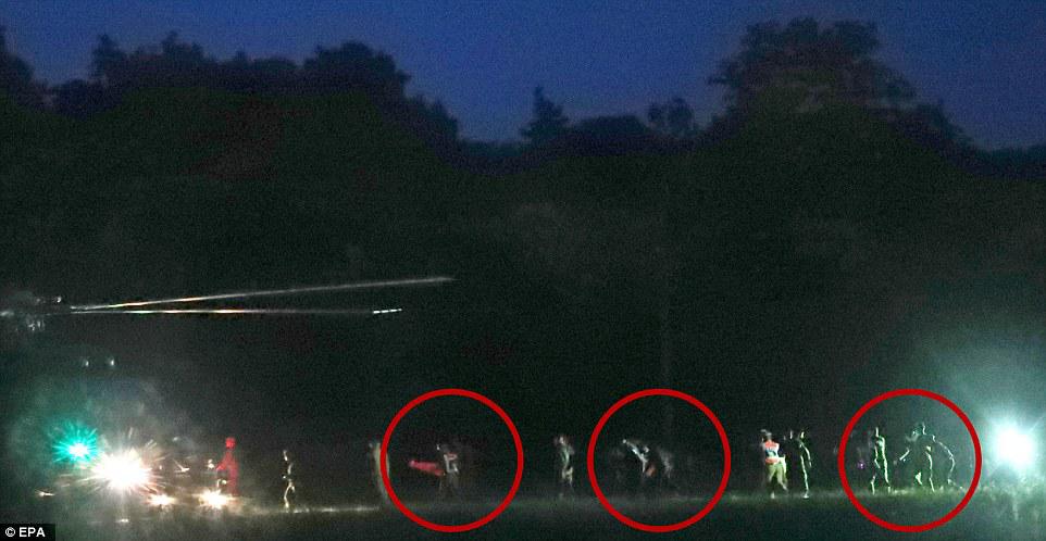 nong: 4 cau be cua doi bong thai lan duoc giai cuu khoi hang dong - 1