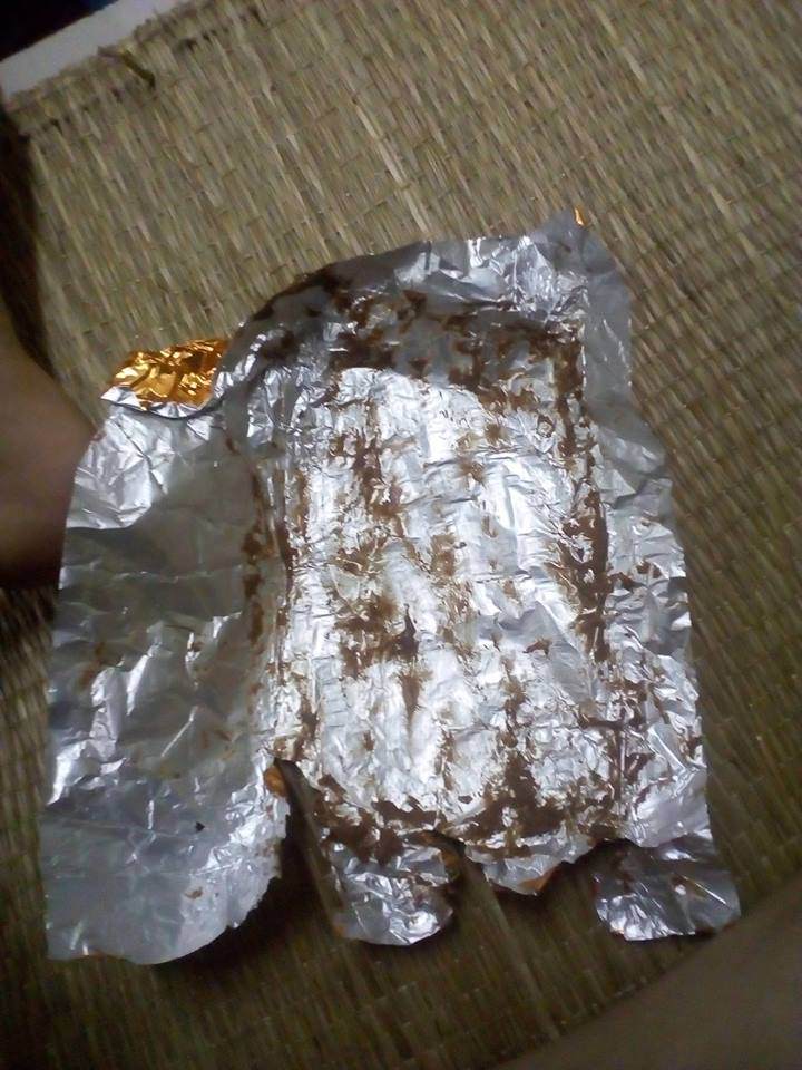 doi nguoi yeu mua socola, co gai do khoc do cuoi khi boc goi keo - 3