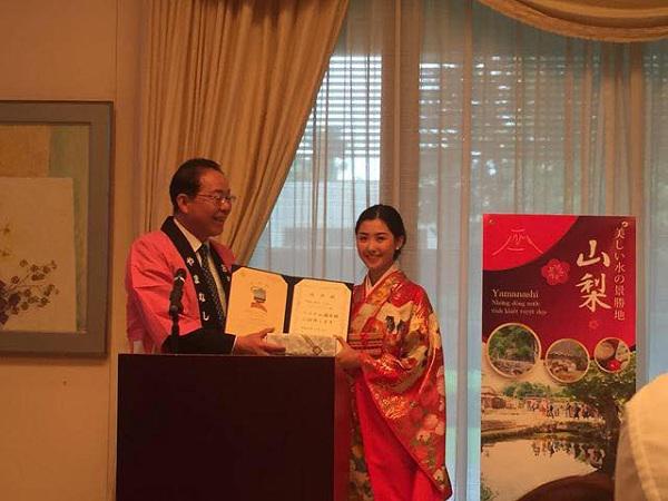 ngan ngo ngam nhan sac nu tiep vien hang khong di thi hoa hau - 7