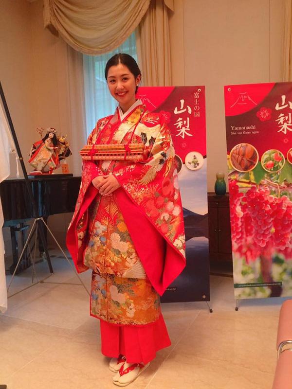 ngan ngo ngam nhan sac nu tiep vien hang khong di thi hoa hau - 8